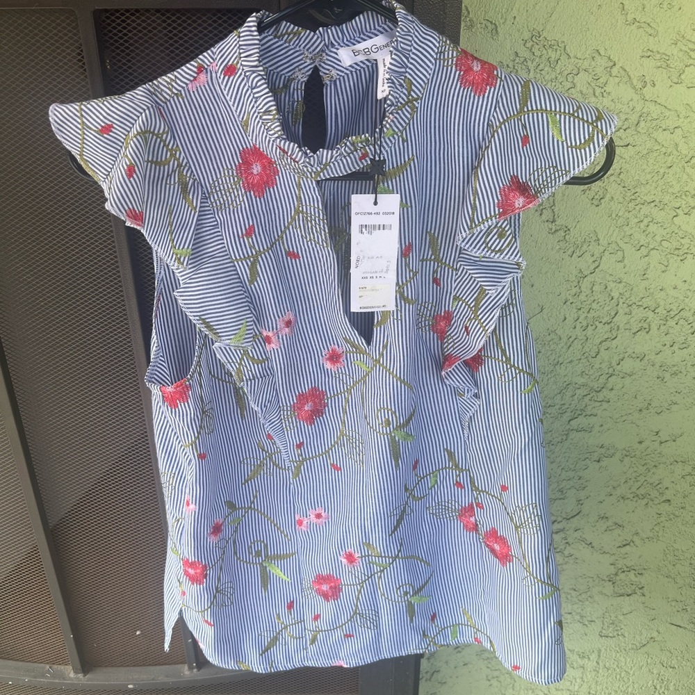 New BCBGeneration floral Top! Size XS!